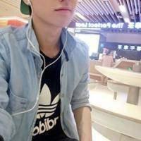 none 他就像一个月亮，旁边