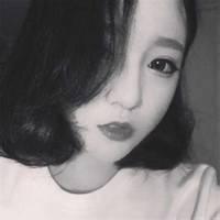 短发女人也可以性感和可爱。 空气都变得朦胧，你留