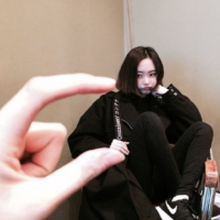 撕。女神在看^_^ 微笑不是笑容，是痛到