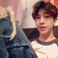 我梦里朝着你跑，你笑容洒在嘴角。 我是你真真切切的轻浮