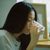 对面朋友 不敢注视镜子太久，因