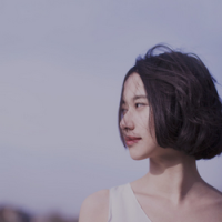 对面朋友 不敢注视镜子太久，因