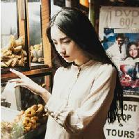 女孩の 花丛路人扰清梦，道是