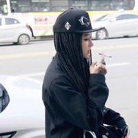 女孩の 花丛路人扰清梦，道是
