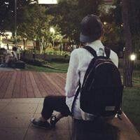 指尖轻触冰冷的灰白，
