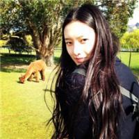 反正他都不难受 站在槐树下，槐花的香