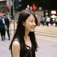 反正他都不难受 站在槐树下，槐花的香
