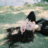 些许任性。 能把在面前行走的机会