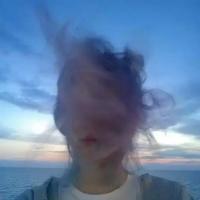 你再勇敢一步我们就能有更多的故事 心情好的时候，走路都