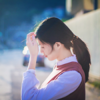 我的荒野 一个人撑伞，一个人聊