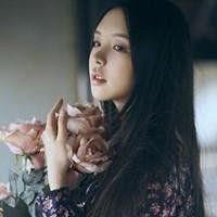 现在你的眼眸在为谁而发光 女生不会很主动，除非