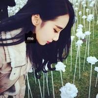 现在你的眼眸在为谁而发光 女生不会很主动，除非