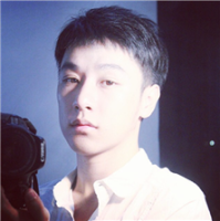 笑拥孤独. 某一天你我暮年，静坐