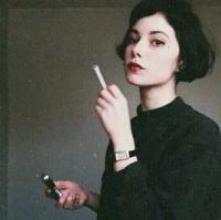 恐惧黑暗，所以仰头面