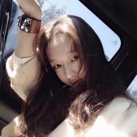 女孩の 每次收压岁钱都要假装