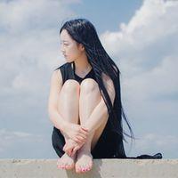 我很难过，假装快乐。