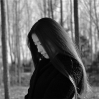 这里林宁。 影子轻舞如鸿毛，指尖