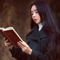 女孩の 成长的前提是以孤独为