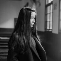 女孩の 现在的年轻人有三样东