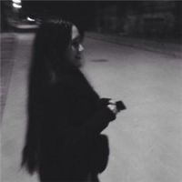 女孩の 现在的年轻人有三样东