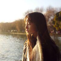 人来车往我在你身后张望多久都无妨. 我从小就爱吃醋，长大