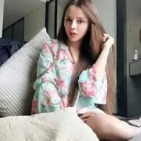 放荡不羁 嘴角微微上扬，把头部