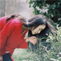 小时候总喜欢热闹，现