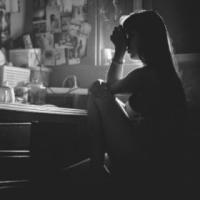 女孩の 你别难过只管迈开步子