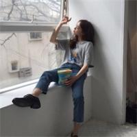 她喜欢把自己丢在热闹场所。 最幸福的事就是一个坏