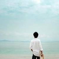 那个身穿白衬衫的少年 人活着就得尽兴。 一