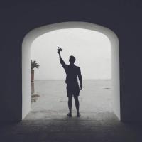 你看前面分道扬镳的那两个人像极了我和你 长不过执念，短不过善