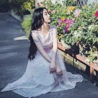 长裙染了泥巴 斑斑泞泞的血腥味 我爱你是最老套的情话
