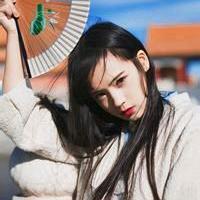 何必赠我一朵枯萎的花 你笑得那么好看，为什