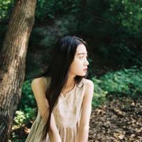 何必赠我一朵枯萎的花 你笑得那么好看，为什
