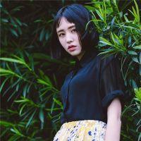 去见他吧也别管城市有多拥挤 活的平凡却不失风度。