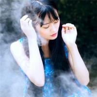 我只有肩上携缀的一瓣桃花 执意要回故乡 每天醒来我发现自己还