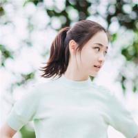 我只有肩上携缀的一瓣桃花 执意要回故乡 每天醒来我发现自己还