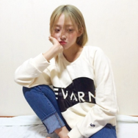 王 你坐在这里，是在等待