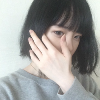 王 你坐在这里，是在等待