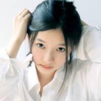 长直发的她 我不要像玻璃一样脆弱