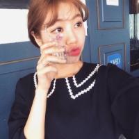 只因是女子。 我不会挽留任何一个企