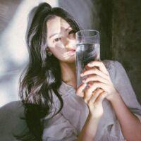 纤骨：那时总以为两个人就不会孤单 风最流氓了 把我发型