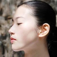 她们 如果眼泪可以承载忧伤