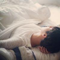 后来他成熟了可是也不爱笑了 如果我不是在乎你，也