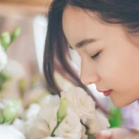 不敢说不舍，是想让你好，真的。 我们在不同的世界，但