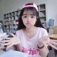 林小小：嘟嘴卖萌最可爱。 是不是经常在深夜像个