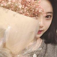 夏梓晗：敬往事一杯酒，再爱也不回头. 以前最不喜欢自己一眼