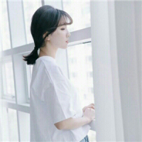 她城。 站在海边就像是电影情