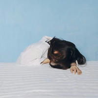 她城。 站在海边就像是电影情