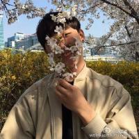 男生头像 即使身处欢声笑语处